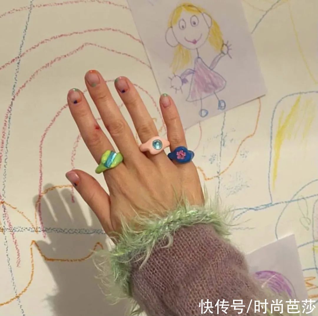 看到Jennie晒手上的戒指，终于找到原因了