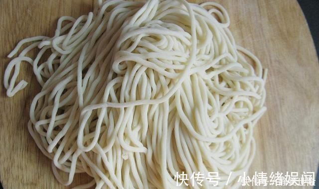做手擀面时，不要直接和面，加入这两样，面条更筋道爽滑