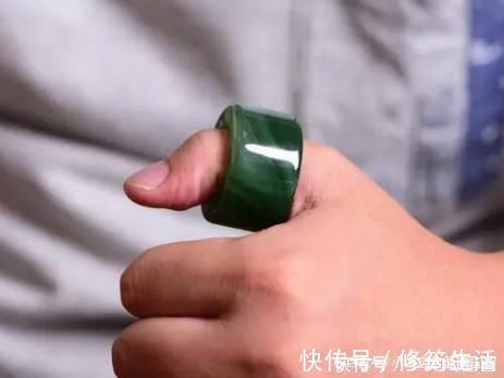 戒指|翡翠戒指可别乱戴!戴在不同的手指上,都有着不同的寓意和作用