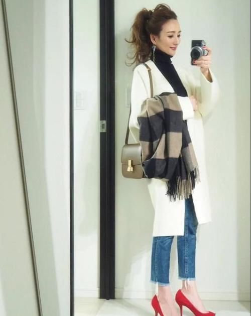 怕冷的女人别穿风衣了！今年流行这“大衣+裤裙”，时髦又保暖