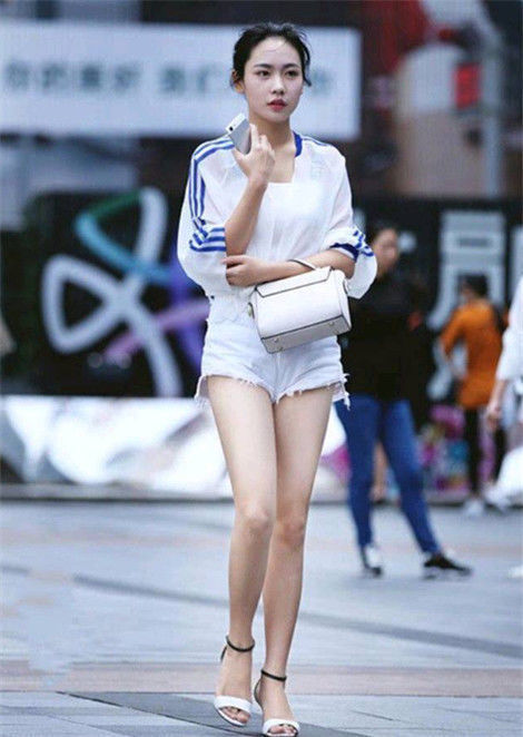 街拍:时尚靓丽的小姐姐,身姿姣好曲线优美,身姿曼妙曲线傲人