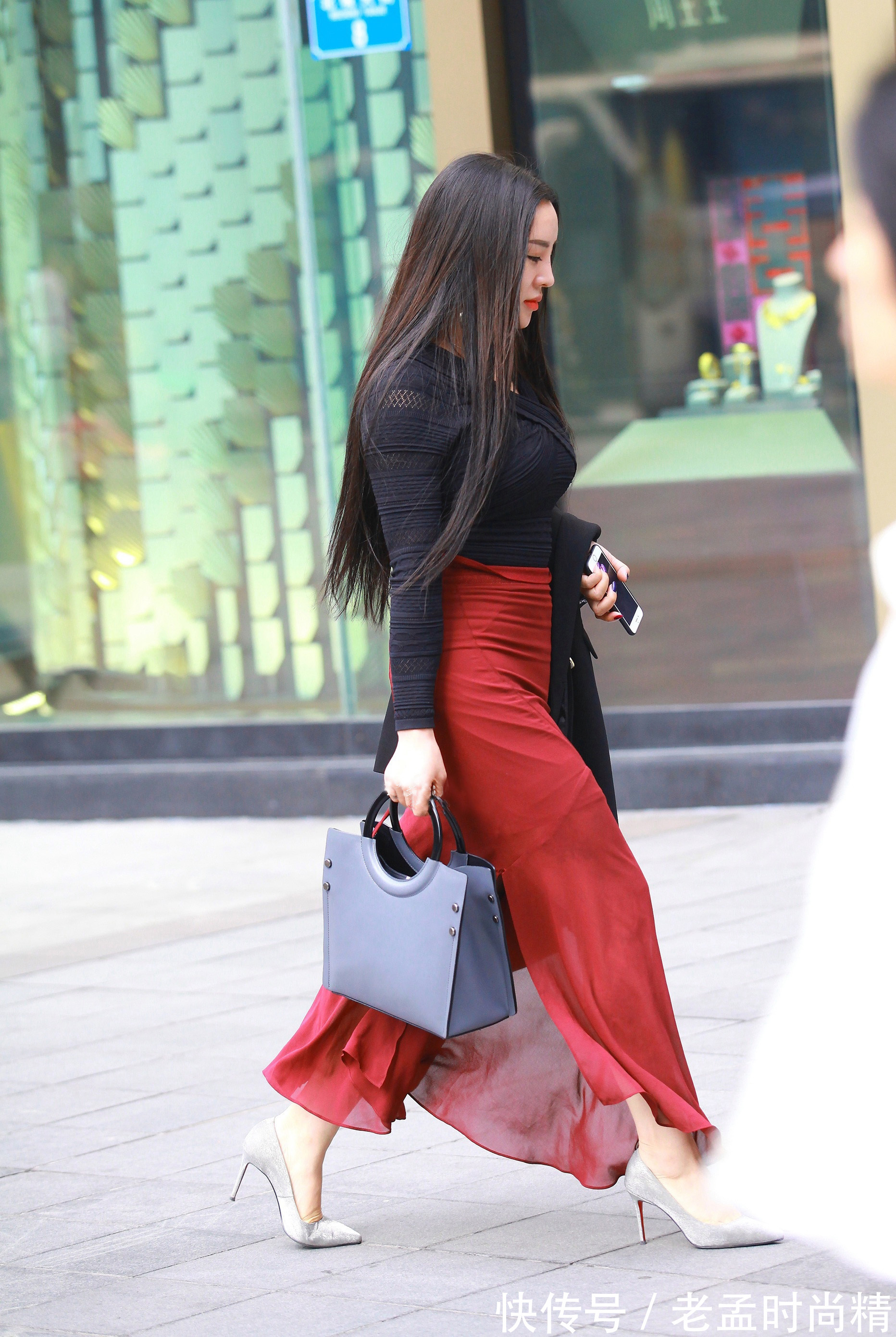 优雅|优雅大气的红黑搭配,黑色针织衫配红色半身裙,成熟美丽又大方