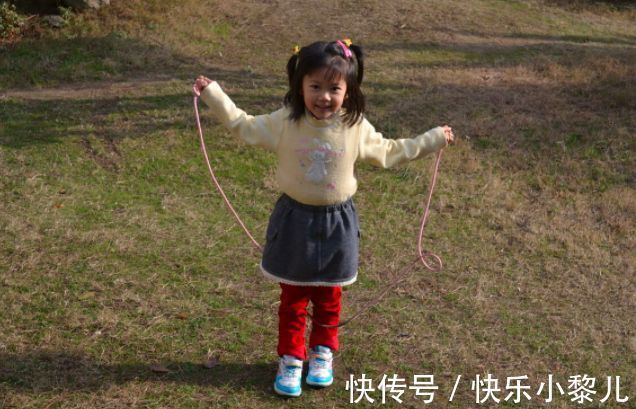 身体素质|第一次月经后,宝妈逼13岁女儿跳绳“长高”,结果惊喜变惊吓