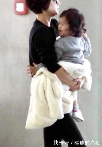 宝宝|带娃出门需谨慎,有种伤害叫“徒手抱娃”,方便大人却害了孩子