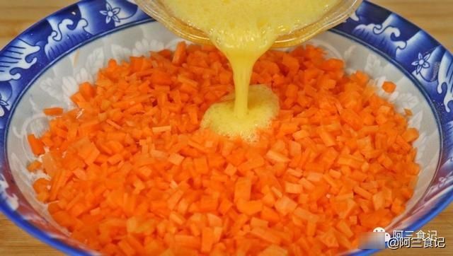 胡萝卜切成丁，淋上2个鸡蛋筷子搅一搅，营养又解馋，出锅比肉香
