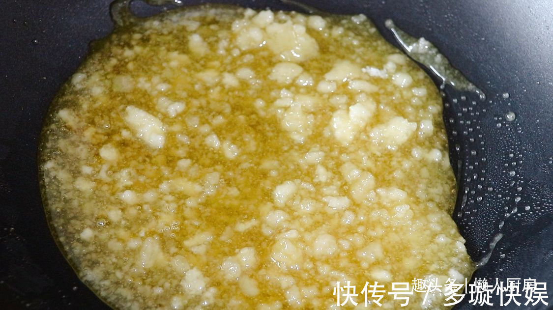懒哥|花生米不加一滴水,撒点白糖熬一下,比油炸得更好吃,香甜酥脆