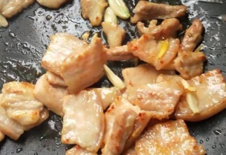 不错|酸菜炖肉时,不可直接下锅,多加1个步骤,酸菜鲜香好吃不发苦