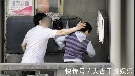 网吧|大叔在网吧打错儿子?发现不对后做了一个手势,网友:你真赞?