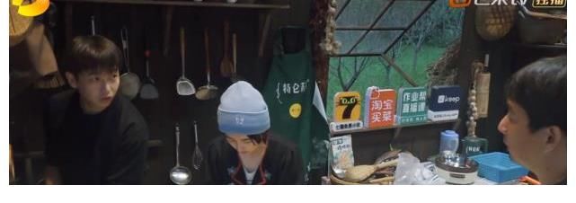 金靖|张艺兴做5道菜8个人不够吃，彭彭帮忙被忽视，黄磊夸赞背后是偏爱