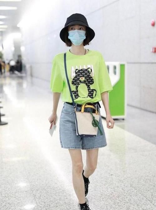 时尚|为了凸显自己的身材,姑娘把瑜伽裤穿上了街头,时尚百搭!