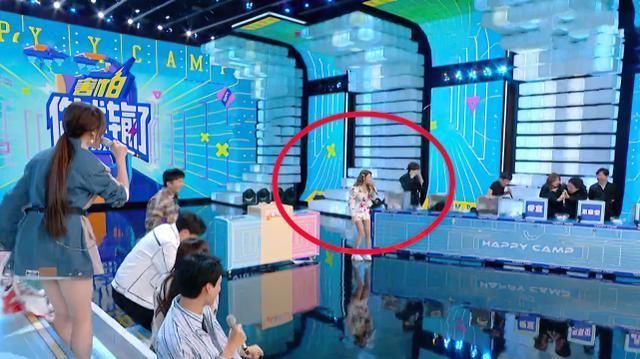 李维嘉|张雨绮上《快本》不避嫌，双手拉住丁程鑫，他的反应暴露男团素质