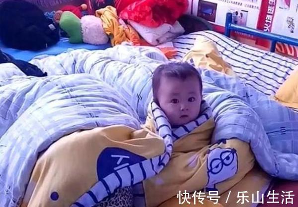 表情|妈妈边上睡觉,“萌娃”自己看电视,最后这小表情“亮”了