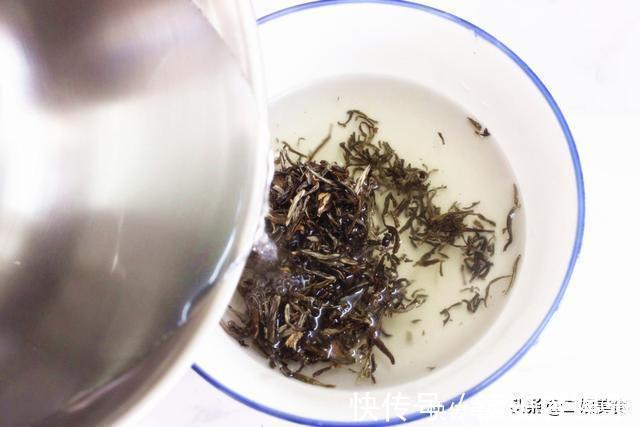 过期的茶叶是好宝贝,别再扔掉了,教您茶叶的3个用法,简单实用