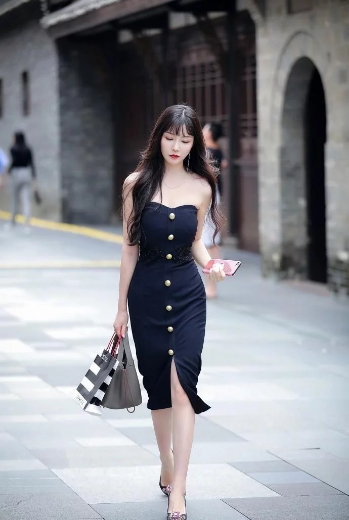 背心|小美女款黑色的小背心，搭配上牛仔裤，穿出了女人的美妙身材