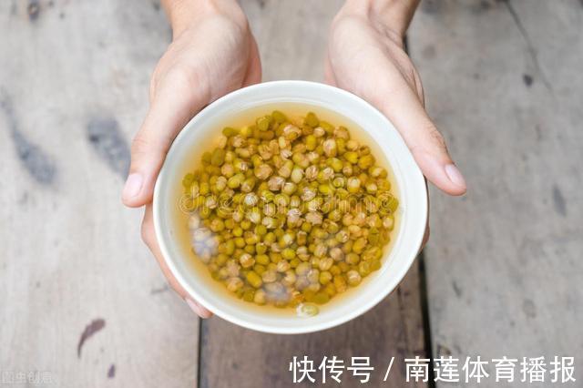 冰糖|熬绿豆粥时,直接下锅煮就错了,多加1个步骤,绿豆出沙又软糯