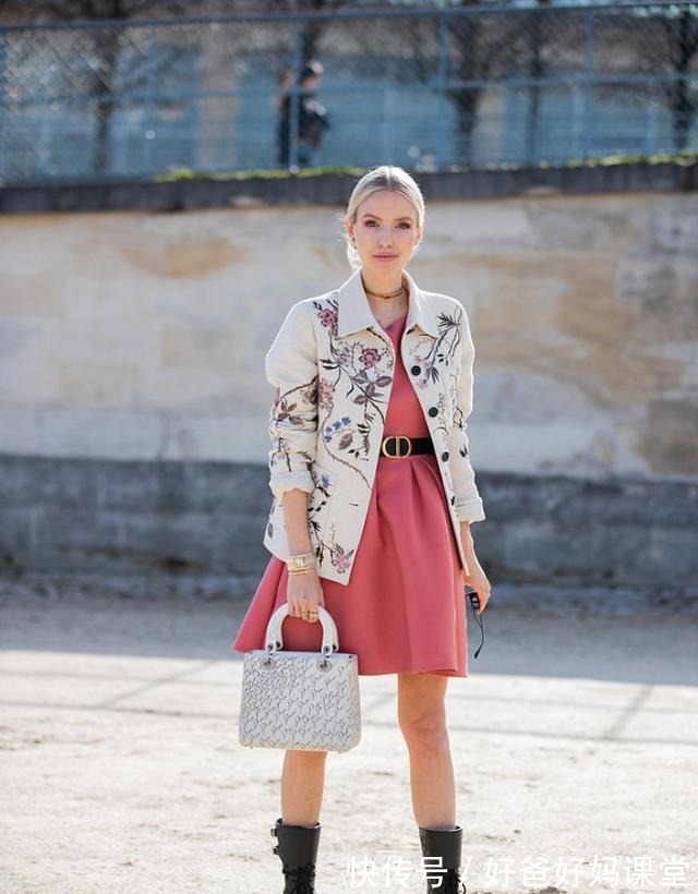 色彩 黑白灰不流行了,双色搭配更显高级,就连白色也能穿出新鲜感!