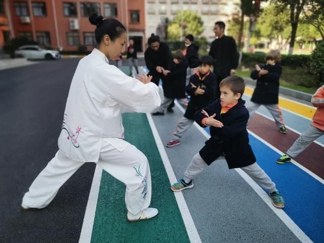 境外学生舞龙灯、打太极、编芦苇……非遗让他们更了解浦东！