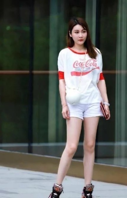 街拍：身穿套装的小美女很漂亮，尽享知性美女风范