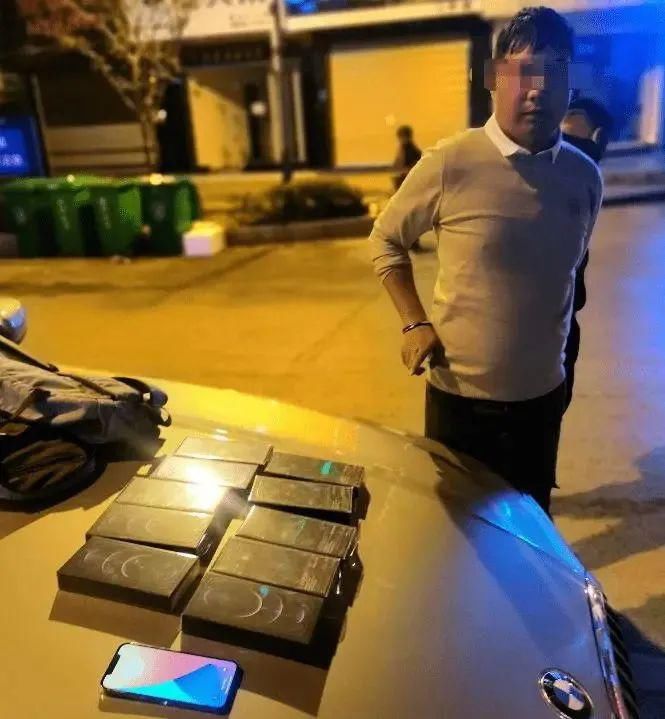 用户|苹果承认iPhone12绿屏问题 跑腿小哥携12 ProMax跑路被抓