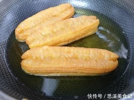 爱吃油条收藏了,教你一招,早上只需几分钟,热腾腾的油条出锅
