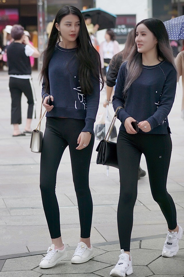 曲线 紧身打底裤美女,展现出时尚的女性韵味,凸显出完美的曲线身材