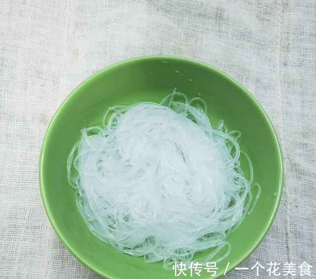 小炒泡馍,馍筋爽滑,料重味纯,酸辣开胃!