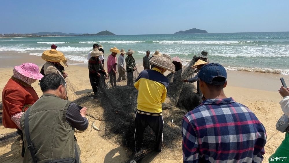 中年|刚刚在石梅湾遇到渔民起网，风景如画。。。