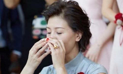 脸上有这5个特点的女人，千万别留披肩发，否则会让你老十岁