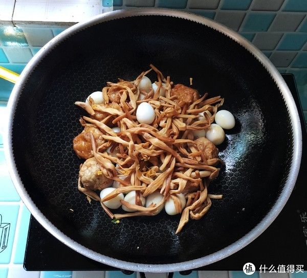 黄花菜|苦夏没胃口，这一道菜可常吃，营养丰富易消化，焖一焖上桌可香了