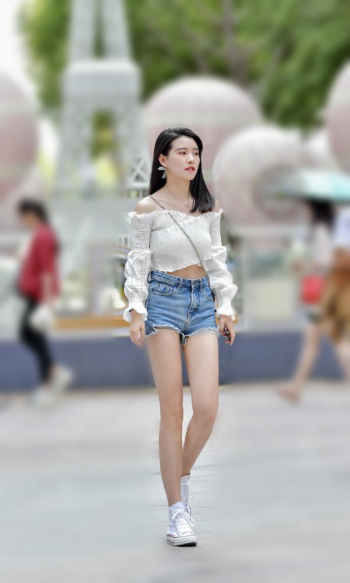 街拍:月貌花容的小姐姐,身穿白色的连衣裙,优雅气质女人味