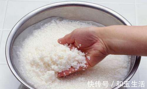 很干净|毛巾用久了又臭又滑,聪明人用这几种东西清洗,干净得跟新买一样