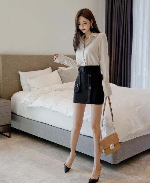 娉婷翻领真丝顺滑长袖衫搭配束腰包臀裙，展现孙允珠卓越多姿