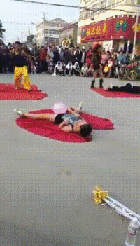 |搞笑GIF趣图:妹子,你就不要再跳了,看把孩子吓成啥样了!