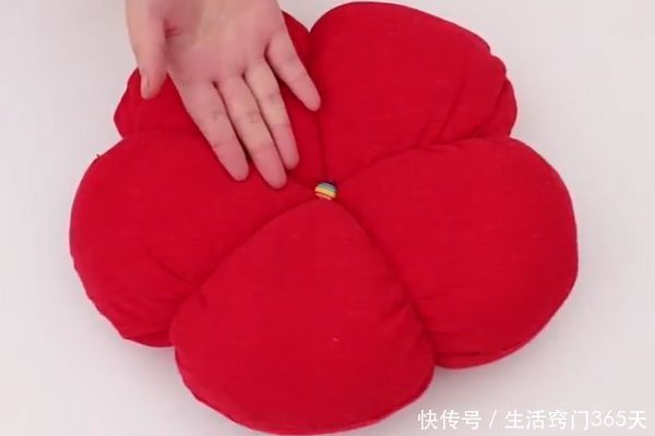 实用|把锅盖放在旧衣服上，剪一剪，缝一缝，放在家里超实用！