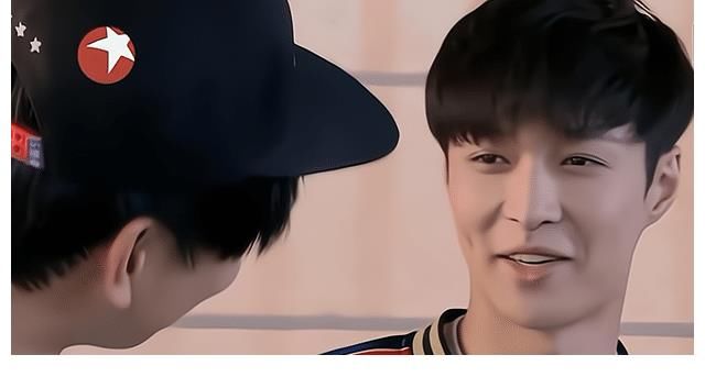 明星也瘋狂，見(jiàn)到偶像立馬忘記身份，秦霄賢遭遇大型社死現(xiàn)場(chǎng)