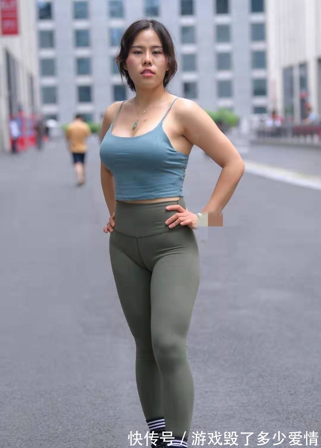 身材|街头沙漏身材搭配紧身裤的美女,现实中的巨臀蜂腰,佩服