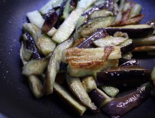 做茄子掌握不好放多少油，牢记这3点，茄子不油不腻，特下饭！