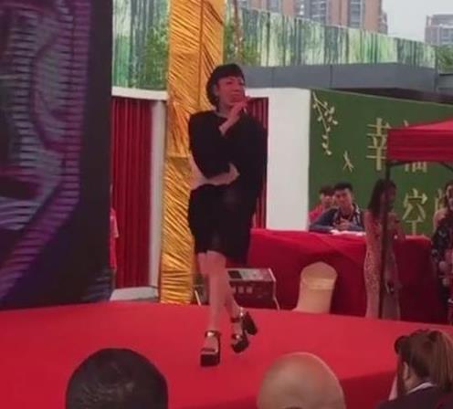 巔峰時(shí)刻|悲催“巨星”吳莫愁：從“1.3億出場(chǎng)費(fèi)”到消失不見，她經(jīng)歷了啥