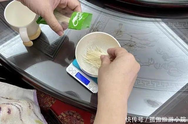 父母们|53岁失独母亲产下一女,断了母乳就去把头发染黑不能给宝宝丢脸