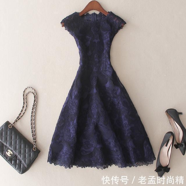 刺绣 修身A字裙,30岁的女性都这么穿,更添一抹韵味