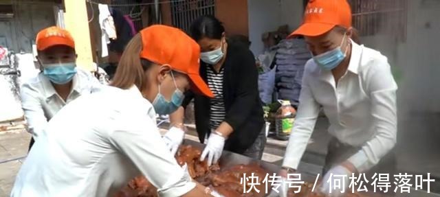 大叔擅长做小吃,女儿去给她当助手,5元一个出摊1小时就抢光!