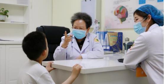 少喝|6岁男孩查出肺炎,医生:1种“水”要少喝,难消化不长个