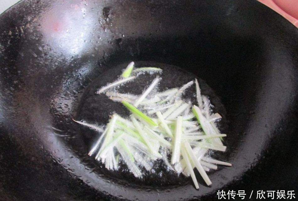 此菜孩子隔三差五就点名要吃,做对1步鲜甜味道好,孩子抢着吃