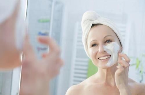 女人尽量别在这3个时间段敷面膜,尤其是第2个,比熬夜还伤皮肤