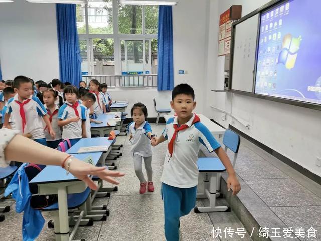 开学第一天：这位家长请把你的笑容收敛一下