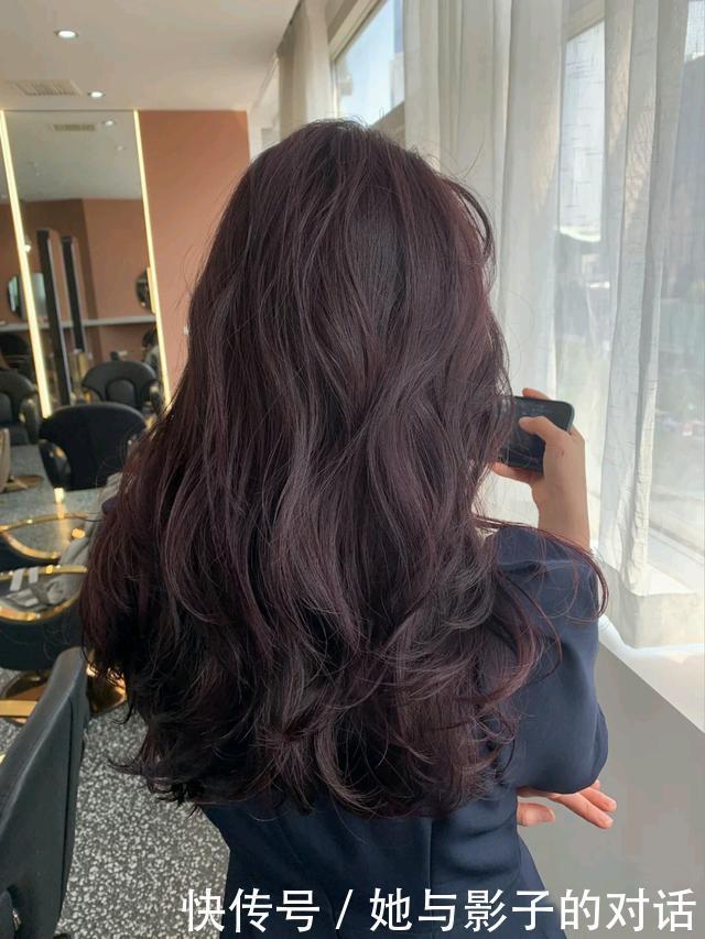 2020秋冬流行的“发色”，不仅白皮女孩染好看，黄黑皮染也超显白