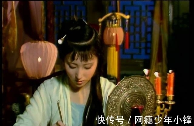 在你身边#曹雪芹为什么没有描写林黛玉穿的衣服,而其他人都精细地描写了?