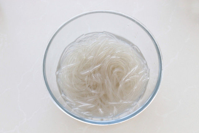 两锅|入冬后就馋酸菜馅的包子,皮薄馅大酸爽美味,一次蒸两锅都不够吃