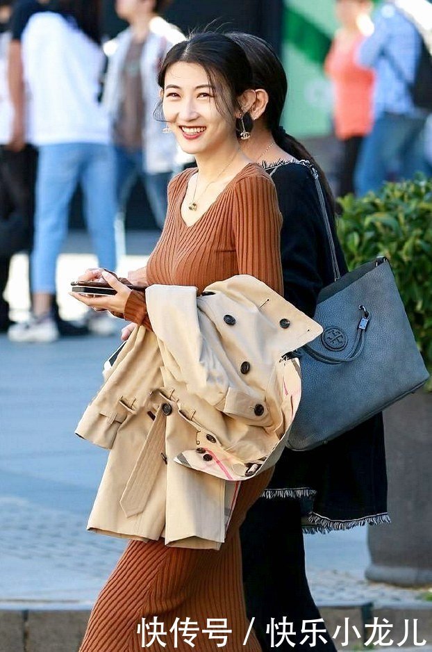 时髦|美女笑起来有一双好看的月牙眼,半身裙时髦又修身!