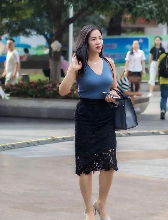 穿搭 轻熟靓丽的小姐姐,半身裙这么搭配,简约时尚有气质